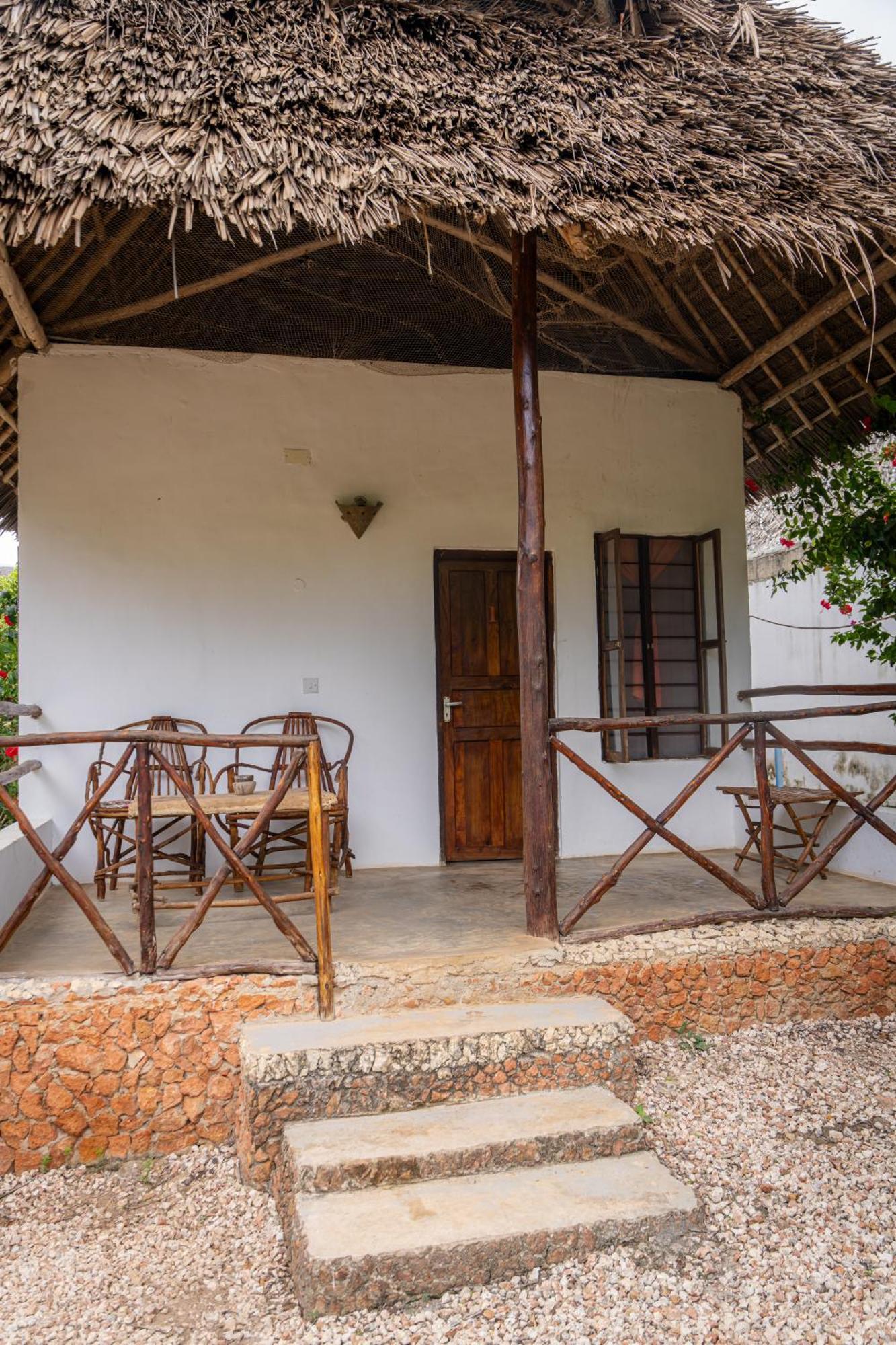 Mawimbi Bungalows Nungwi Bagian luar foto